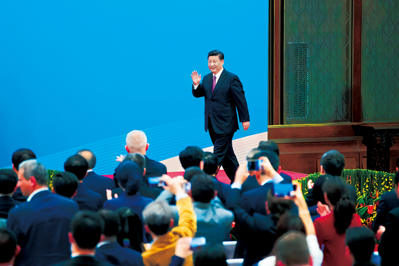2019年4月27日，第二屆“一帶一路”國際合作高峰論壇在北京雁棲湖國際會議中心舉行圓桌峰會，國家主席習近平主持會議并致開幕辭。圓桌峰會閉幕后，習近平會見中外記者，介紹第二屆“一帶一路”國際合作高峰論壇圓桌峰會情況和主要成果。這是習近平步入記者會現(xiàn)場。 