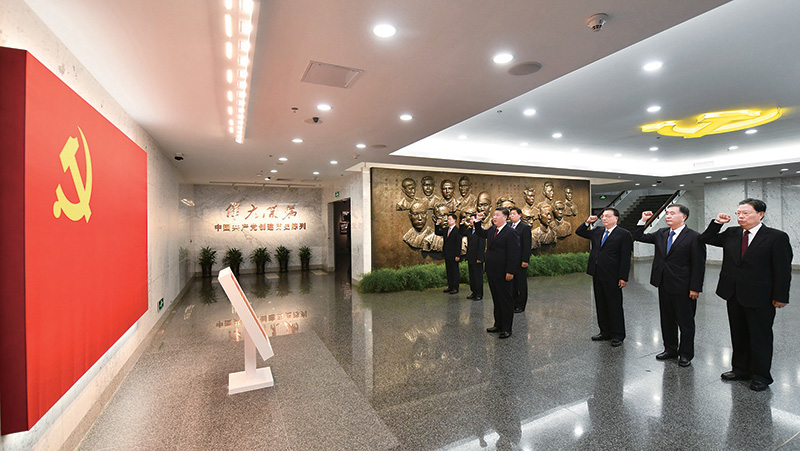 2017年10月31日，中共中央總書記、國家主席、中央軍委主席習(xí)近平帶領(lǐng)中共中央政治局常委李克強(qiáng)、栗戰(zhàn)書、汪洋、王滬寧、趙樂際、韓正，瞻仰上海中共一大會(huì)址和浙江嘉興南湖紅船。這是31日上午，在上海中共一大會(huì)址紀(jì)念館，習(xí)近平帶領(lǐng)其他中共中央政治局常委同志一起重溫入黨誓詞。 