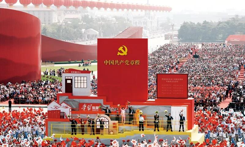2019年10月1日上午，慶祝中華人民共和國成立70周年大會在北京天安門廣場隆重舉行。這是群眾游行中的“從嚴(yán)治黨”方陣。新華社記者 蘭紅光/攝