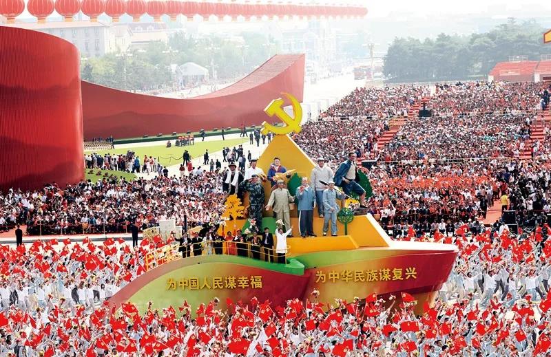 2019年10月1日上午，慶祝中華人民共和國成立70周年大會在北京天安門廣場隆重舉行。這是群眾游行中的“不忘初心”方陣。新華社記者 蘭紅光/攝