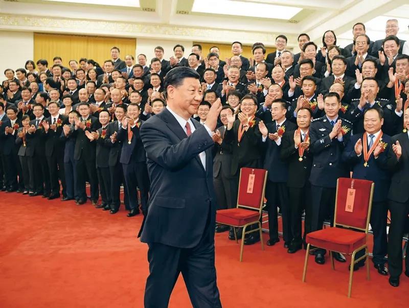 2019年6月25日，黨和國家領(lǐng)導(dǎo)人習(xí)近平、李克強(qiáng)、王滬寧等在北京人民大會堂會見第九屆全國“人民滿意的公務(wù)員”和“人民滿意的公務(wù)員集體”受表彰代表。新華社記者 李學(xué)仁/攝